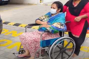 சிகிச்சை முடிந்து வீல் சேரிலேயே வீட்டுக்கு வந்த அர்ச்சனா.. குரல் இப்படி ஆகிவிட்டதா?