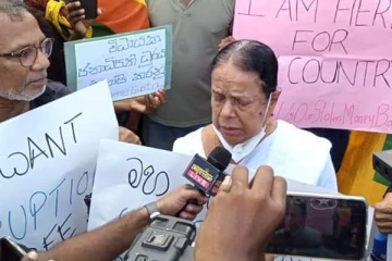 පවන අභීත හඬ ස්වරය ගාලුමුවදොරපිටිය අරගල බිමට පිය පා තැබූ වගයි - මේ ලොවක් ආදරය කරන විශාරද නන්දා මාලිනිය තරුණ අරගලය වෙනුවෙන් ගායනා කළ ගීතය.. (VIDEO) (PHOTOS)