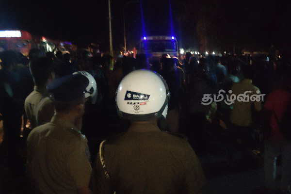 கிளிநொச்சியில் எரிபொருள் நிலையத்திற்கு முன்பாக மக்கள் போராட்டம் (Photos) | Disappointment Left For People Waiting To Get Fuel