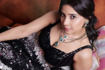 நடிகை சாக்ஷி அகர்வால் செம ஹாட் போடோஷூட்