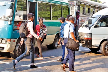 தனியார் பேருந்தை வழிமறித்த நபர் செய்த கொடூரமான செயல்: பொலிஸார் தீவிர விசாரணை