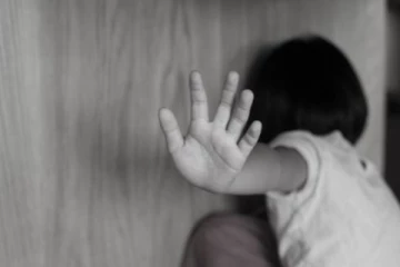 தாயின் உதவியுடன் 15 வயது சிறுமியை துஷ்பிரயோகத்துக்கு உட்படுத்திய காதலன்