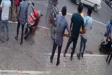 தென்னிலங்கையில் கத்தியால் பலரை தாக்கிய நபரால் பரபரப்பு