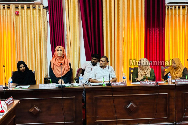 அட்டாளைச்சேனையில் மழைநீர் தேங்கி பிரச்சனை தீவிரம்! வலியுறுத்திய பிரதேச சபை உறுப்பினர் | Attalaichenai Flooding Issue 2025