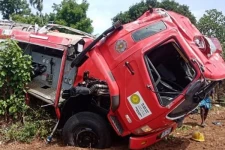 கட்டுப்பாட்டை இழந்த பார ஊர்தி நான்கு வாகனங்களுடன் மோதி விபத்து! ஒருவர் பலி