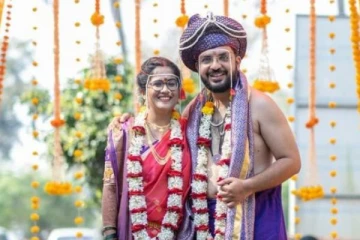 மாறி மாறி தாலியை கட்டிக் கொண்ட தம்பதிகள்! அதிர்ச்சியடைந்த உறவினர்கள்