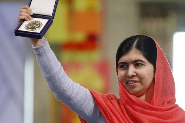 இளம்பெண்ணின் தோளில் கைபோட்ட இளவரசர் ஹரி: கையை தள்ளிவிட்ட தாய் | Prince Harry Hand Shoved By Malala Mother