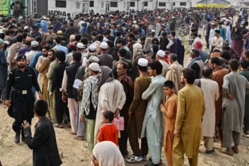 பாகிஸ்தானிலிருந்து நாடுகடத்தப்பட்ட நூற்றுக்கணக்கான ஆப்கானிஸ்தான் அகதிகள்