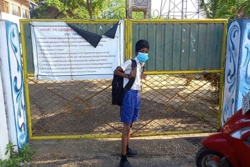 யாழில் பாடசாலைகள் திறக்காததால் திரும்பிச் சென்ற மாணவர்கள்