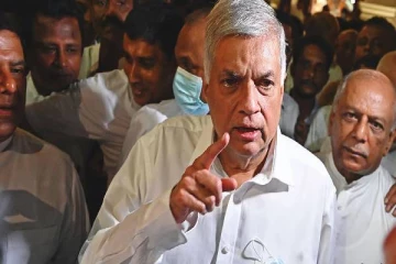 பொது மேடையில் ஜனாதிபதியிடம் கேள்வியெழுப்பிய பிரமுகர்