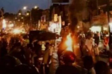 ඇමති අරුන්දිකගේ විශාල මන්දිරයත් ජනතාව ගිනි තබයි..