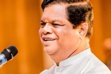 අමාත්‍ය බන්ධුල ගුනවර්ධනගේ නිවස වටලයි..වීඩියෝ සහිතයි... (VIDEO)