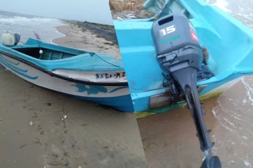 மன்னார் கடற்கரையில் ஆட்கள் இன்றி கரை ஒதுங்கிய படகு