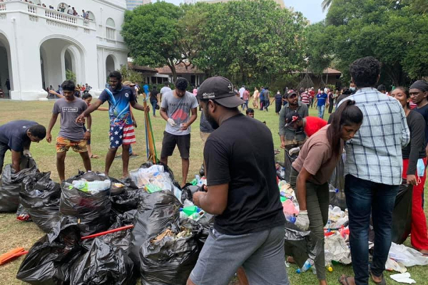 ஜனாதிபதி மாளிகையின் குப்பைகளை அகற்றும் இளைஞர்கள்! | Remove The Garbage Of The Presidential Palace