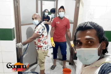 මුස්ලිම් ජනතාව දුන් පල්ලි වල ටොයිලට් තිතට පිරිසිදු කරයි