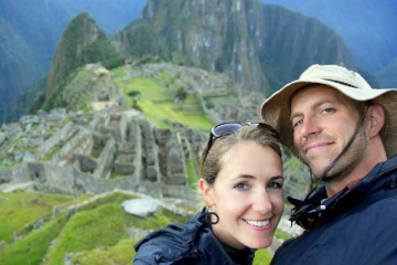 10 ஆண்டுகளாக  நாடுநாடாகச்சென்று தேனிலவு கொண்டாடும் அமெரிக்க தம்பதி!