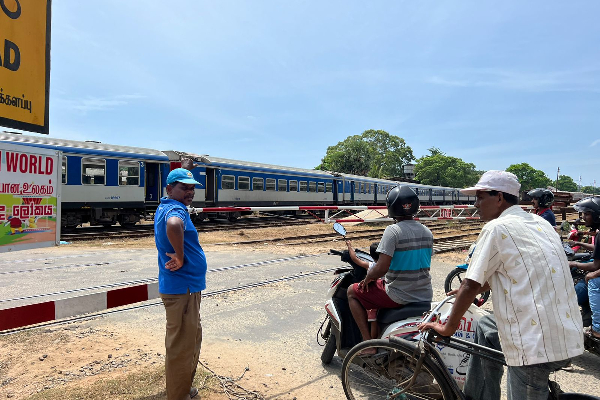 45 நிமிடங்களாக நடு வீதியை மறித்து நின்ற தொடருந்து - அசௌகரியத்தில் மக்கள் (படங்கள்) | Train Stopped In The Middle Road 45 Minutes