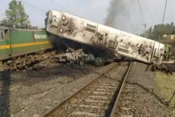 நேருக்கு நேராக 2 சரக்கு ரயில்கள் மோதி விபத்து! தீ பிடித்து எரிந்த இஞ்சின்