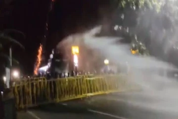 பேராதனையில் பல்கலை மாணவர்களின் ஆர்பாட்டத்தில் அமைதியின்மை! பொலிஸார் கண்ணீர்ப்புகை தாக்குதல்