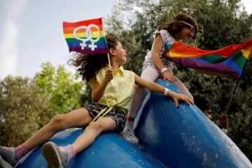 வடக்கு டகோட்டா மாகாணத்தில் பாலின மாற்று சிகிச்சைக்கு நிரந்தர தடை; நீதிபதி அதிரடி