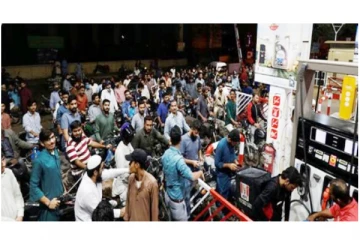 பொருளாதார நெருக்கடியில் தவிக்கும் இலங்கை - பெட்ரோல் வாங்க நீண்ட வரிசையில் காத்திருந்த 3 பேர் மரணம்