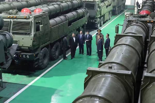 இரண்டு போலிஸ்டிக் ஏவுகணைகளை ஏவிய வடகொரியா | North Korea Launched Least Two Ballistic Missiles