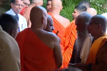 විහාරමහාදේවී උද්‍යානයේ සත්‍යග්‍රහයට එරෙහි අධිකරණ නියෝගයට එරෙහිව මෝසමක් - හිමිවරුන් රැසක් කොළඹ මහේස්ත්‍රාත් අධිකරණයට