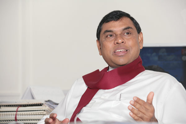பசிலை வெளியேற்றி நாட்டை காக்கவேண்டும்! உதயகம்மன்பில வலியுறுத்து | Basil Rajapaksa Expelled From Parliament