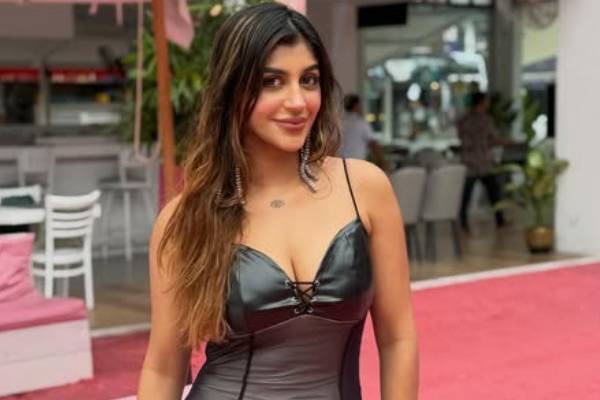 பாவடை தாவணியில் மிரட்டும் நடிகை யாஷிகா ஆனந்த்!! ரீல்ஸ் வீடியோ.. | Yashika Aannand Recent Pongal Video Post