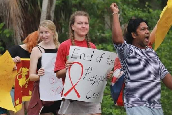 இலங்கையில் கோட்டாபயவுக்கு எதிராக போராட்ட களத்தில் சுற்றுலாப் பயணிகள்! | Sri Lanka Foreigners Protest Against Gotabaya