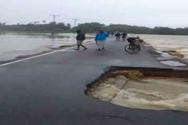 கடுமையாக சேதமடைந்த வட்டுவாகல் பாலம் | Vattuvagal Bridge Severely Damaged