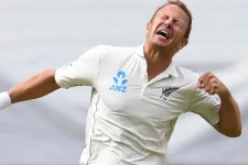 முறிந்த கால் விரல்கள்: 21 ஓவர்கள் பந்து வீசிய வீரருக்கு குவியும் பாராட்டு