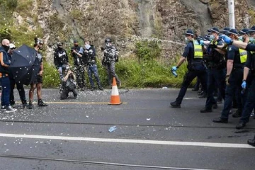 மெல்பர்னில் கொரோனா முடக்கத்திற்கு எதிராக ஆர்ப்பாட்ட பேரணி; பலர் காயம்