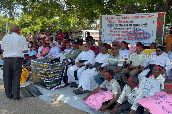மன்னாரில் வலுக்கும் காற்றாலைக்கு எதிரான போராட்டம்! | Protesters Wearing Red Headbands Mannar