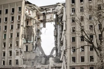 உக்ரைனின்  9 மாடி  கட்டிடத்தை தகர்த்த ரஷ்யா;  பலர் உயிரிழப்பு