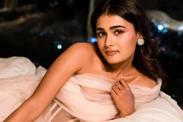 நீச்சல் உடையில் எல்லைமீறிய கிளாமர்.. நடிகை ஷாலினி பாண்டே போட்டோ வைரல்