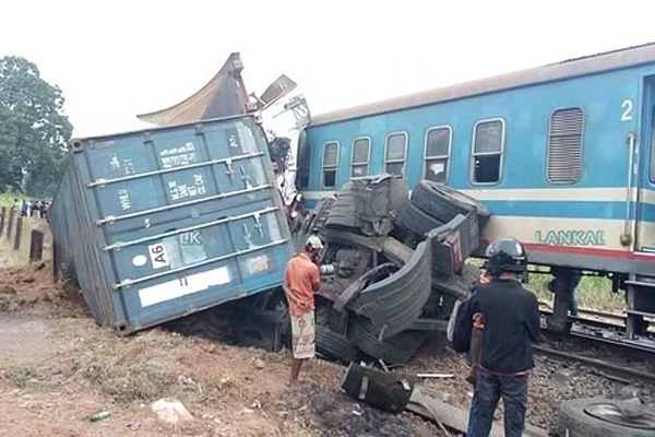 புகையிரதத்துடன் மோதி கொள்கலன் விபத்து! | The Container Accident With Train