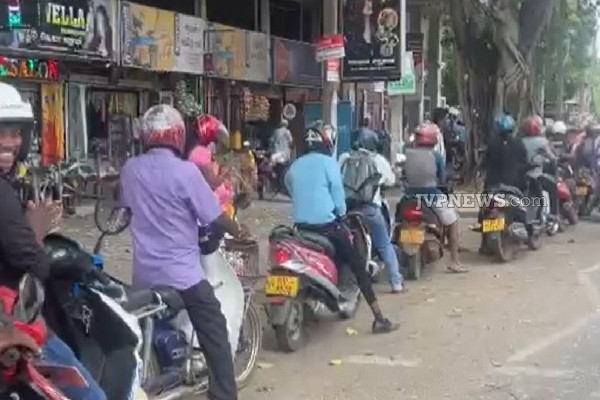 யாழில் எரிபொருளுக்காக வரிசையில் காத்திருக்கும் மக்கள்! | People Waiting In Line For Fuel In Yali
