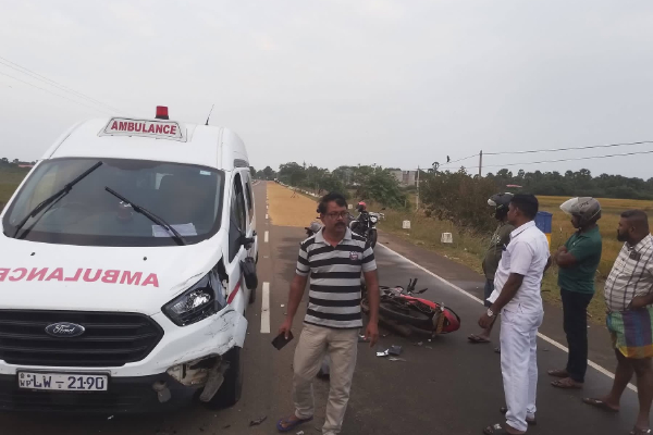 முல்லைத்தீவில் வீதியில் உலரவிடப்பட்ட நெல்லால் விபத்து | Accident Mullaitivu Paddy Being Dried On The Road முல்லைத்தீவில் வீதியில் உலரவிடப்பட்ட நெல்லால் விபத்து | Accident Mullaitivu Paddy Being Dried On The Road