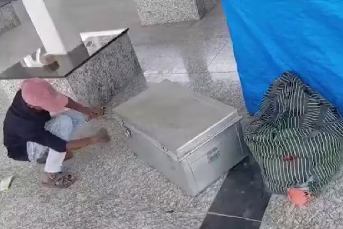 மகளை துண்டு துண்டாக வெட்டிய தந்தை: தகர பெட்டிக்குள் உடலை அடைத்து ரயிலில் வீசிய அவலம் | Up Father Killing His Daughter Through In Train மகளை துண்டு துண்டாக வெட்டிய தந்தை: தகர பெட்டிக்குள் உடலை அடைத்து ரயிலில் வீசிய அவலம் | Up Father Killing His Daughter Through In Train