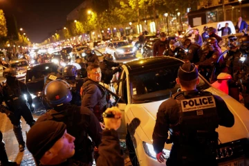 பிரான்ஸில் வெடித்த கலவரங்கள்; சீன பேருந்தின் மீது தாக்குதல்!