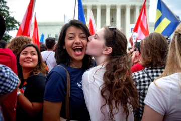 ஒரே பாலின  நூற்றுக்கணக்கான ஜோடிகளுக்கு ஒன்றாக திருமணம்..!