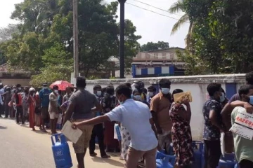 யாழ்.நகரில் உச்சி வெய்யிலில் கால்கடுக்க காத்திருந்த பொதுமக்கள்!