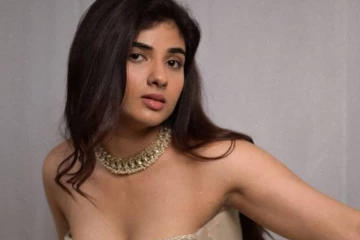 கிளாமல் லுக்கில் பட்டையை கிளப்பும் நடிகை பிரக்யா நக்ரா.. புகைப்படங்கள்..