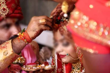 அவர்களை திருமணம் செய்யக்கூடாது; மீறினால் கடும்.. பஞ்சாயத்தில் வினோத தீர்மானம்