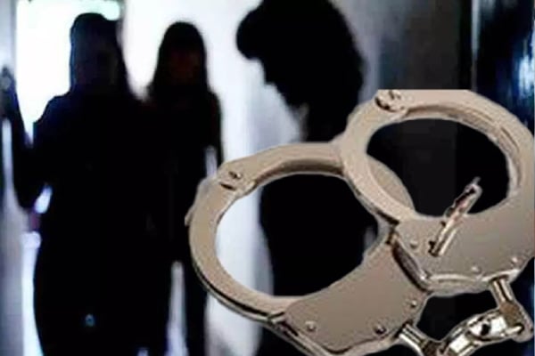 கொழும்பில் நள்ளிரவில் அதிரடி சோதனை - இளம் பெண்கள் கைது | Massage Centre Roundup And 7 Arrested In Colombo கொழும்பில் நள்ளிரவில் அதிரடி சோதனை - இளம் பெண்கள் கைது | Massage Centre Roundup And 7 Arrested In Colombo