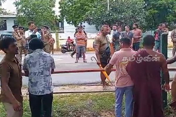 மீண்டும் திருமலையில் பதற்றம்! பொலிஸ் பாதுகாப்போடு அதே இடத்தில் வைக்கப்பட்டுள்ள புத்தர் சிலை | Trincomalee Buddhist Statue Issue மீண்டும் திருமலையில் பதற்றம்! பொலிஸ் பாதுகாப்போடு அதே இடத்தில் வைக்கப்பட்டுள்ள புத்தர் சிலை | Trincomalee Buddhist Statue Issue