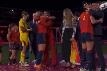 முத்த விவகாரத்தில் சிக்கிய ஸ்பானிஷ் கால்பந்து சங்க தலைவர் பதவி விலகல்