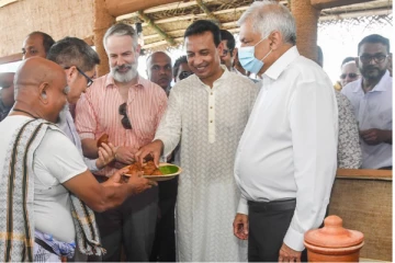 ජනපති අවුරුදු උළෙලක් නැරඹීමට යයි.. (PHOTOS)