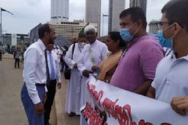 ஆர்ப்பாட்டகாரர்களை சந்தித்த  ஜனாதிபதி ஊடகப் பணிப்பாளர் | Presidential Media Director Meets Demonstrators